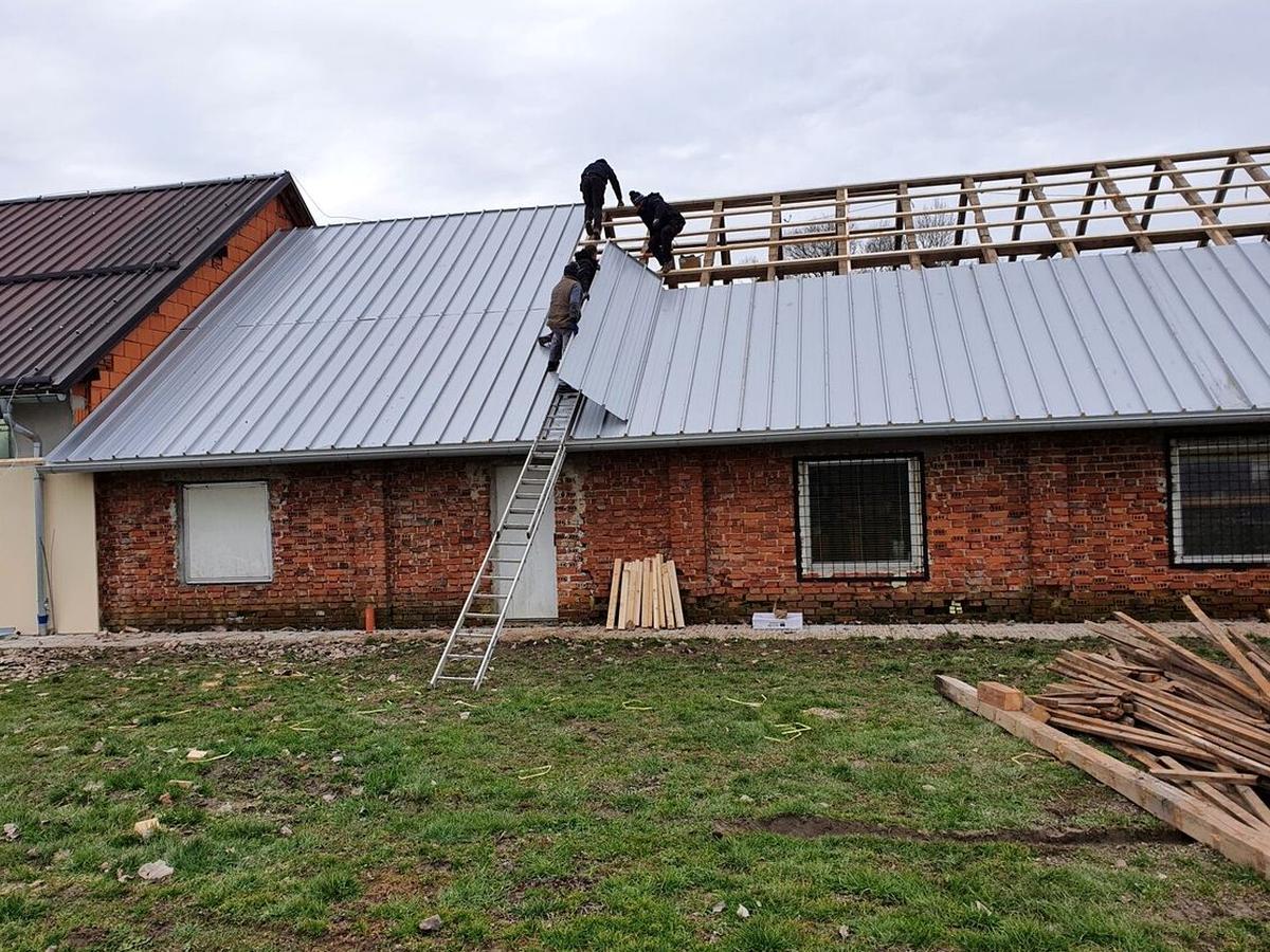 montaj tigla metalica pentru Reparatii si Montaj Acoperis Saveni